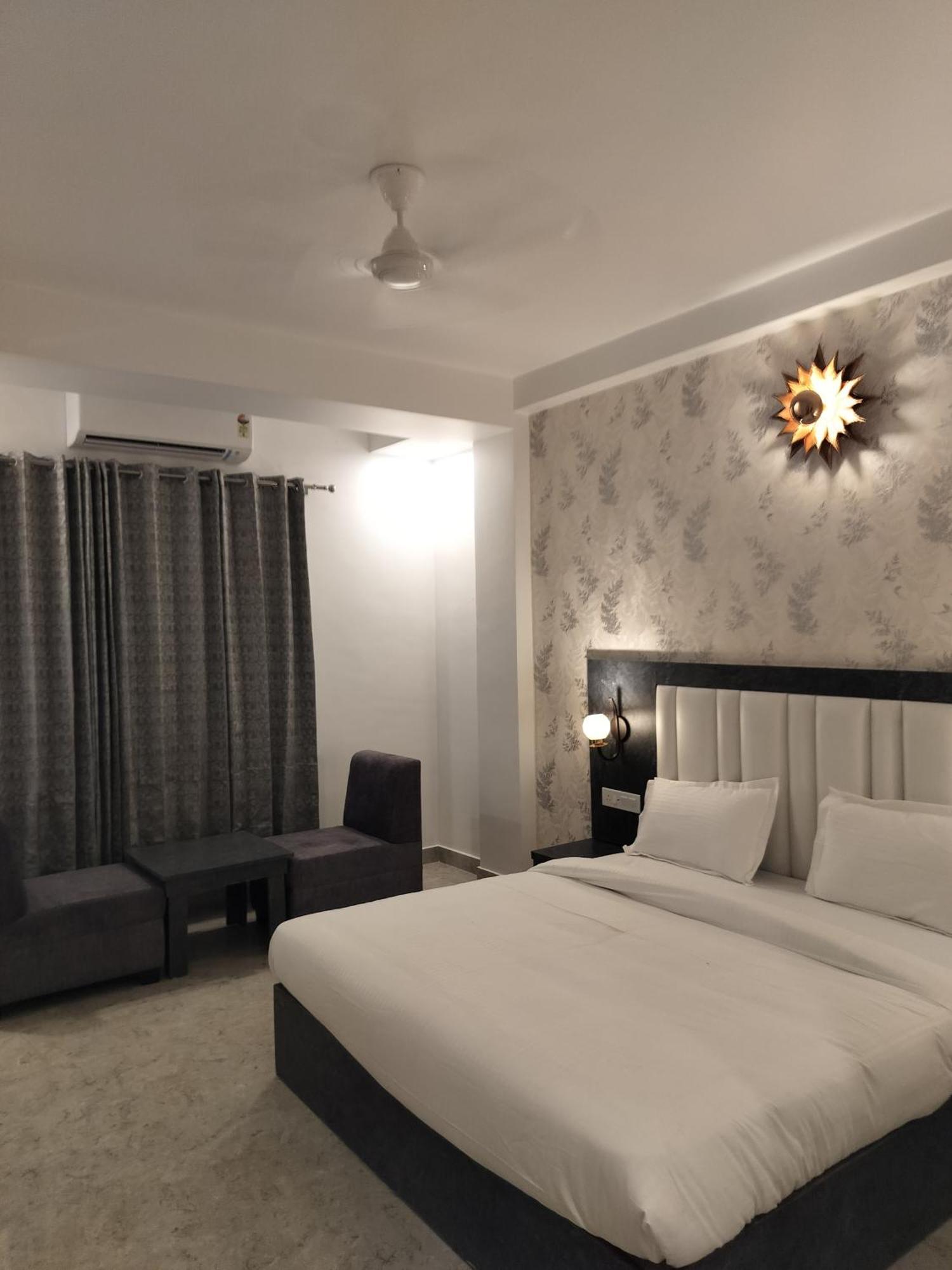 Hotel Varanasi Inn Esterno foto