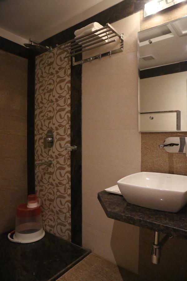 Hotel Varanasi Inn Esterno foto